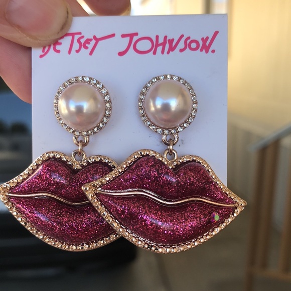 New Betsey Johnson Faux Pearl Rhinestone Lips Earrings  👄 - Picture 14 of 15